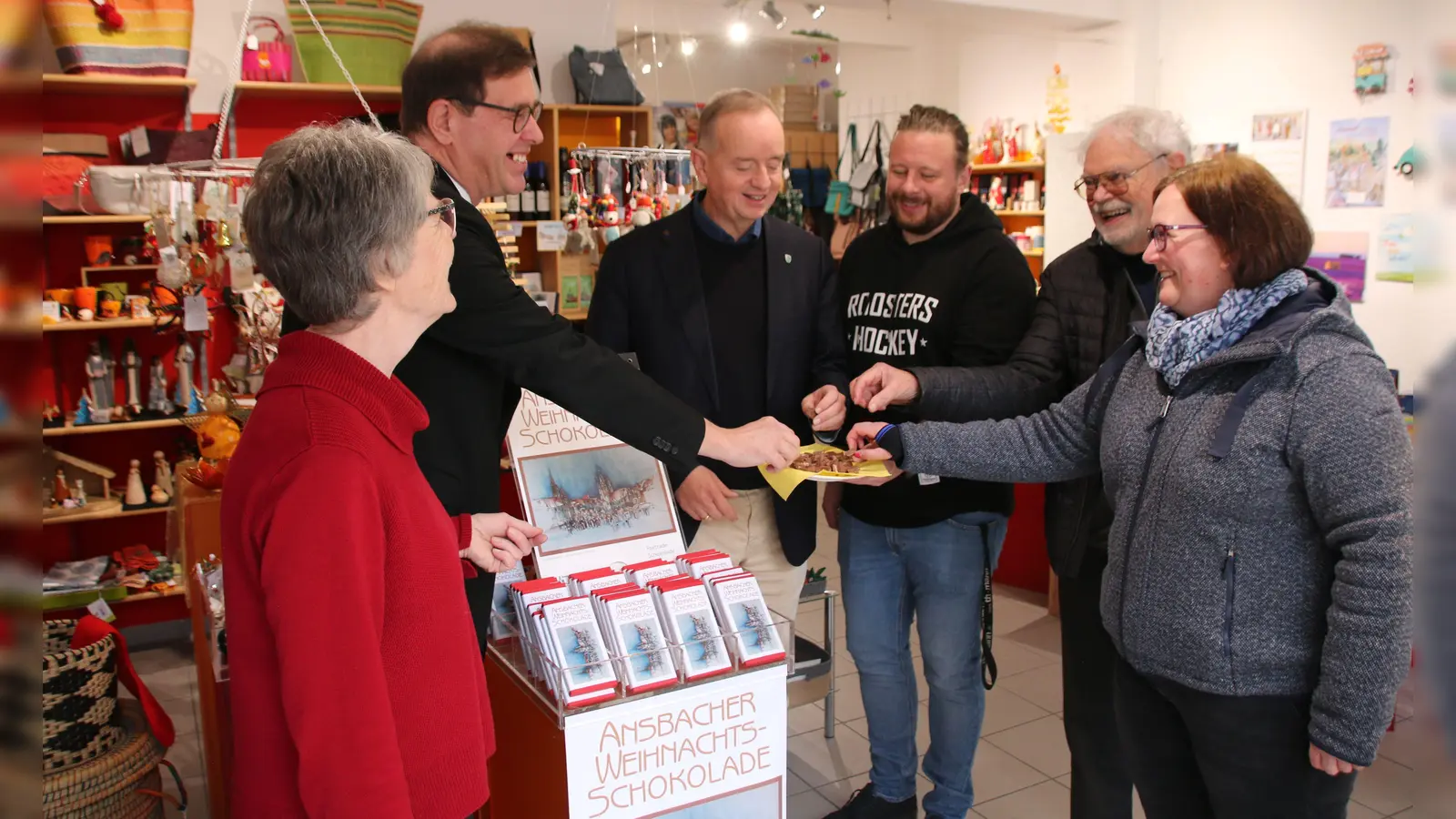 Welt-Laden Mitarbeiterin Emilie Bock, Pfarrer Oliver Englert, Oberbürgermeister Thomas Deffner, CVJM-Jugendreferent Jan Schulte, Künstler Willi Probst und CVJM-Vorsitzende Nadine Schelenz (von links) lassen sich die Weihnachtsschokolade schmecken. (Foto: Stefan Neidl)