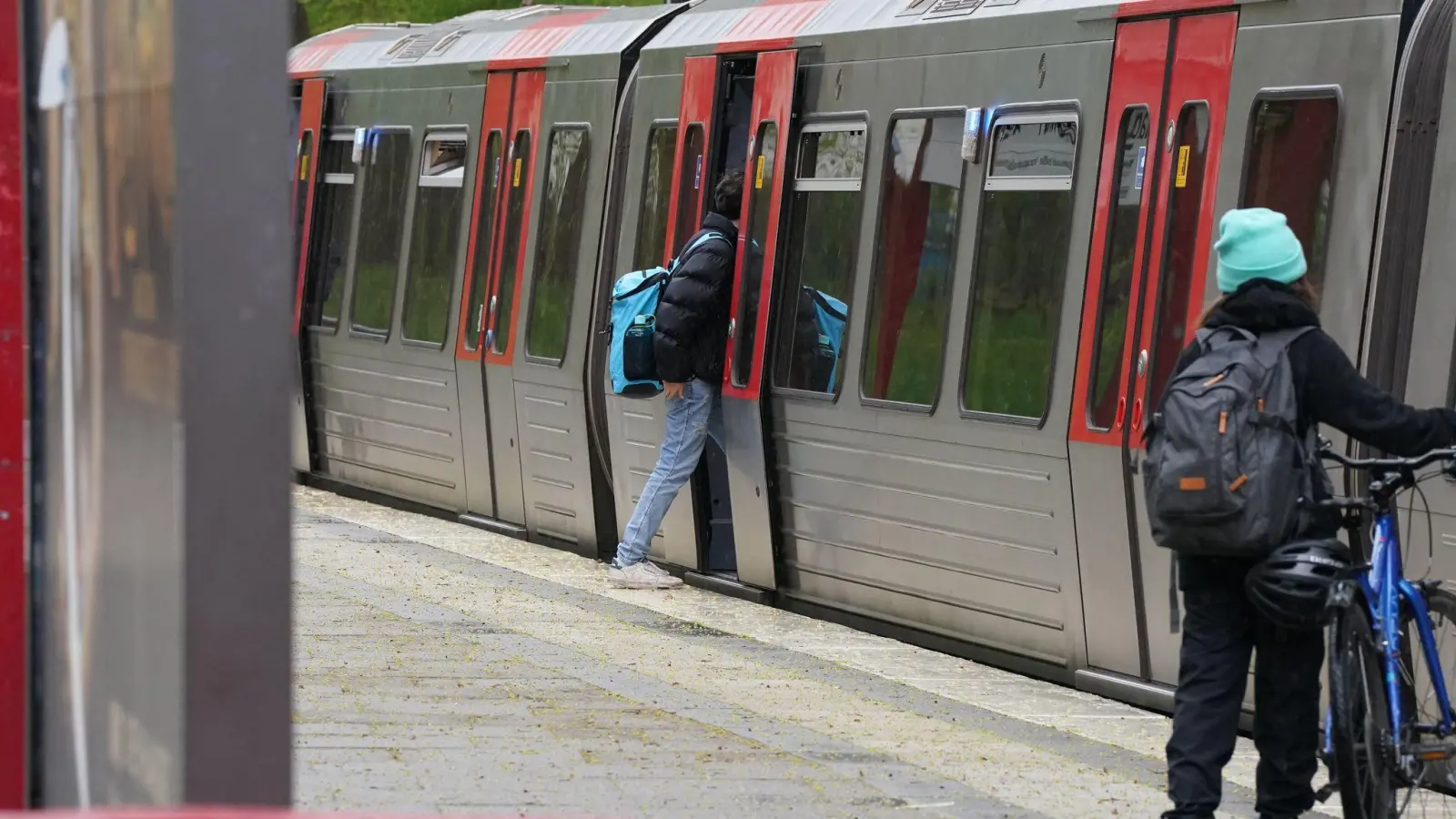 Über das Fortbestehen des Deutschlandtickets für Busse und Bahnen des Nah- und Regionalverkehrs wird seit seiner Einführung im Mai 2023 immer wieder gestritten. (Archivbild) (Foto: Marcus Brandt/dpa)