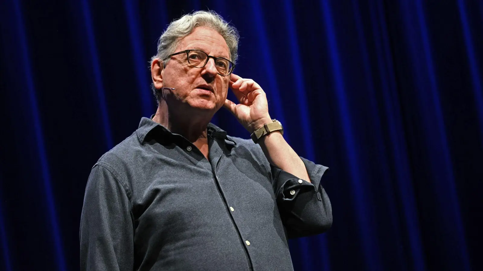 Günter Grünwald im ausverkauften Festsaal des Ingolstädter Stadttheaters bei seinem zumindest vorerst letzten Bühnenauftritt. (Foto: Reinhold Weinretter/dpa)