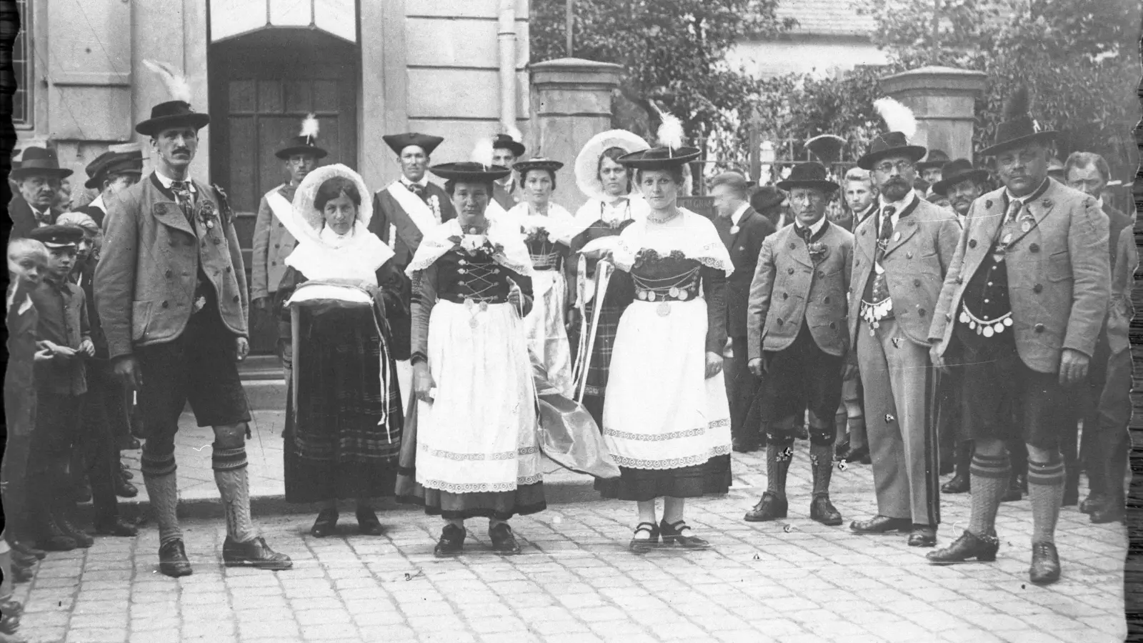 Wer ist auf dem Foto zu sehen? Dafür interessieren sich die Wissenschaftler. Vermutlich nahm es jemand in den 1920er Jahren auf, wahrscheinlich in Ansbach. (Repro: Forschungsstelle für fränkische Volksmusik)