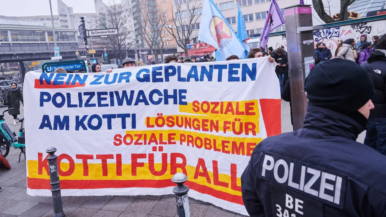 Protest gegen die neue Polizeiwache am Kottbusser Tor in Berlin-Kreuzberg. (Foto: Annette Riedl/dpa)