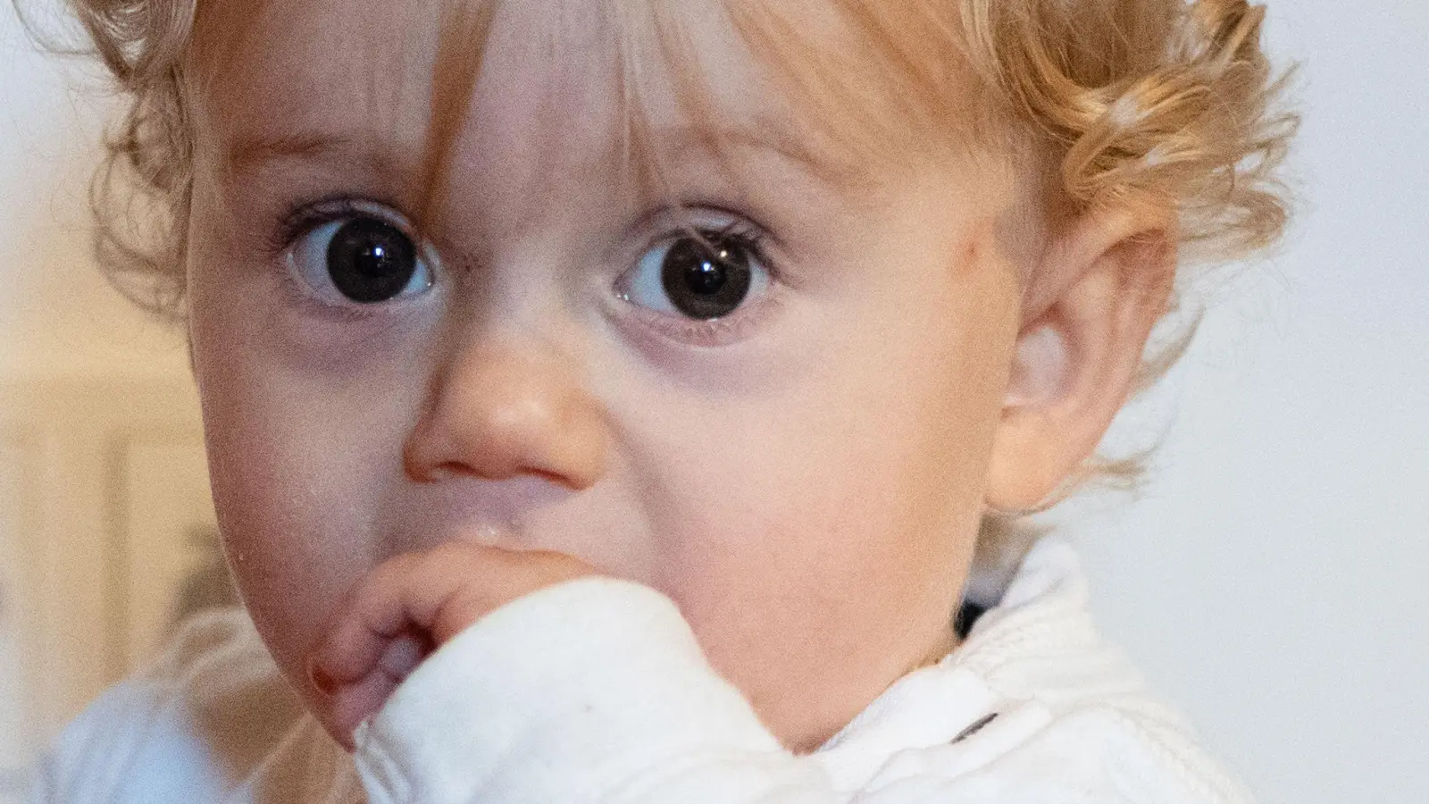 Ist ein Elternteil stark kurzsichtig, sollte man das Kind bereits im Alter von sechs bis zwölf Monaten beim Augenarzt vorstellen. (Foto: Franziska Gabbert/dpa-tmn)