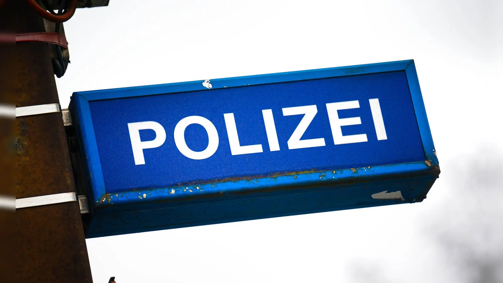 Eine beschädigte Schultoilette hat in Augsburg Teile einer Schule überflutet. Die Polizei sucht nun nach dem Täter. (Foto: Sina Schuldt/dpa)
