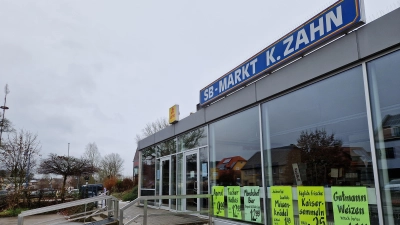 Noch hängen im Schaufenster des SB-Marktes die Angebotspreise. Ob und wenn ja, wann wiedereröffnet wird, ist derzeit unklar. (Foto: Andrea Walke)