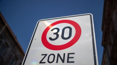 Lückenschlüsse zwischen Tempo 30-Zonen sollen einfacher werden. (Foto: Daniel Karmann/dpa)