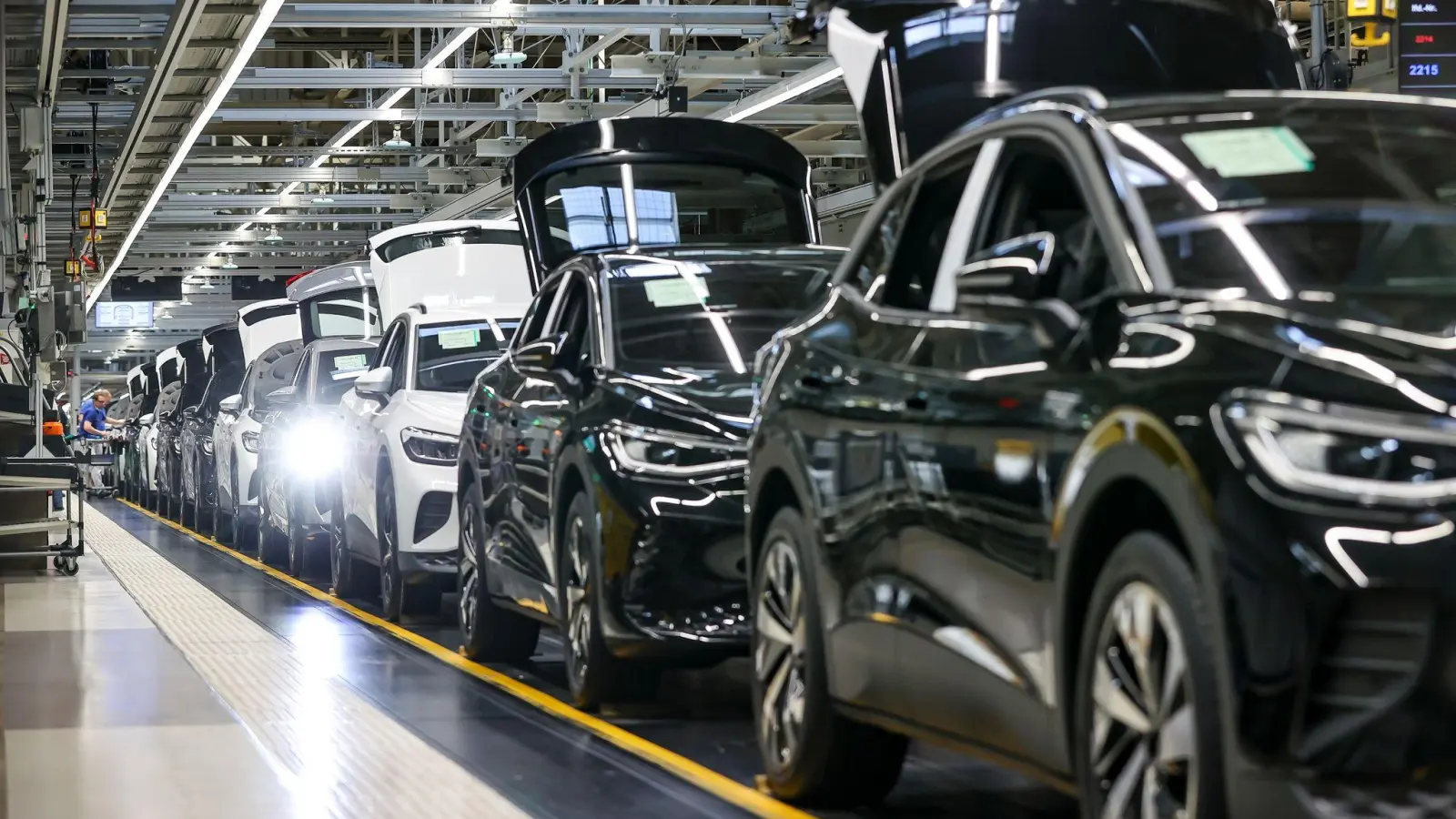 Verschiedene E-Fahrzeuge laufen im Werk von Volkswagen in Zwickau übers Band - besonders beliebt scheinen sie nicht zu sein. (Foto: Jan Woitas/dpa)