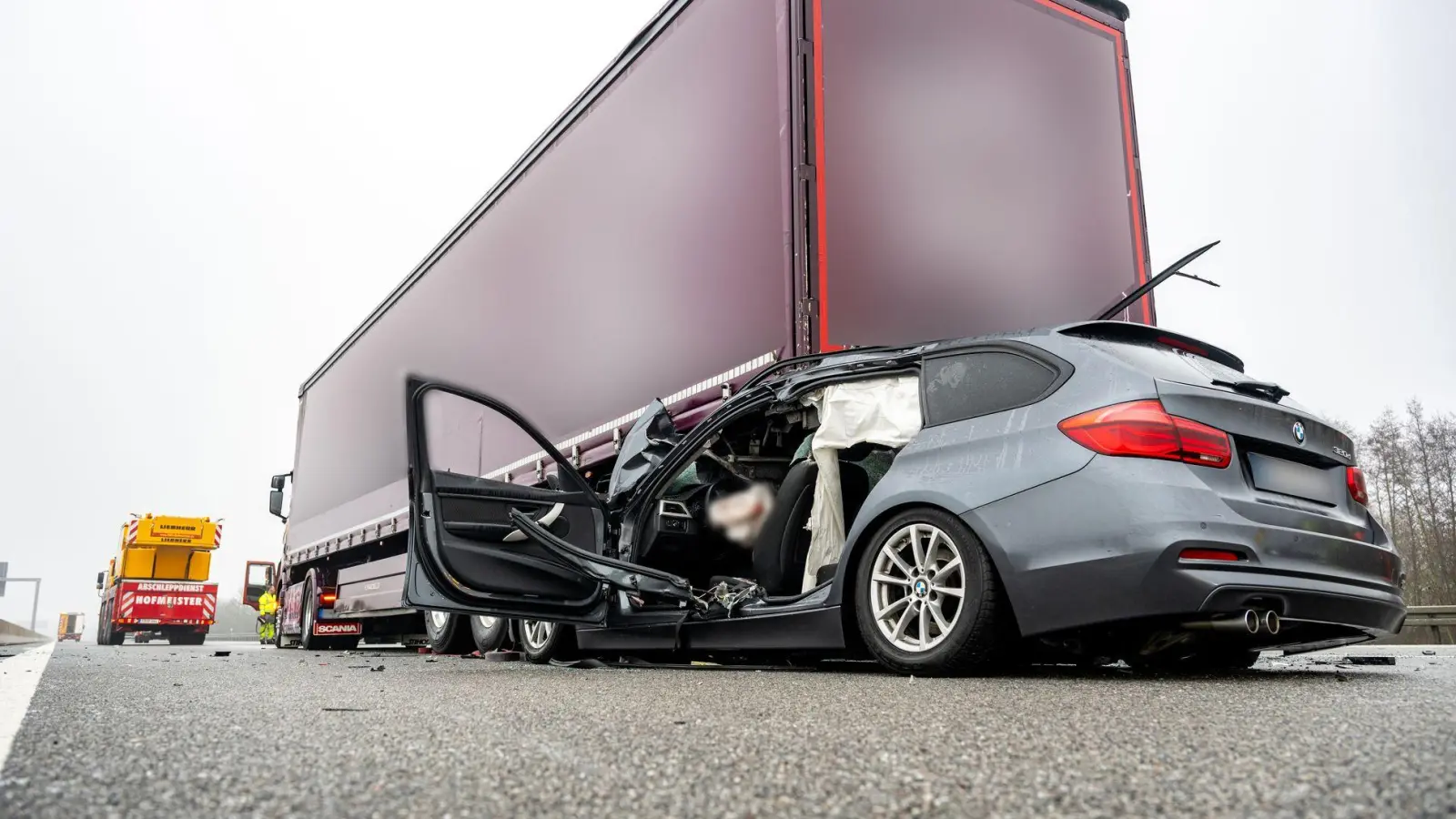 Der Autofahrer des Wagens starb. (Foto: Armin Weigel/dpa)