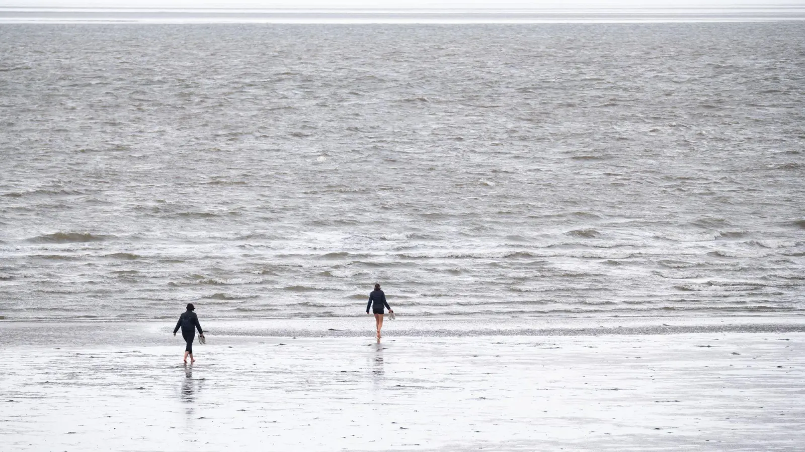 Das Bundesamt für Seeschifffahrt und Hydrographie hat für Nord- und Ostsee überdurchschnittlich hohe Temperaturen des Oberflächenwassers ermittelt. (Foto: Jonas Walzberg/dpa)