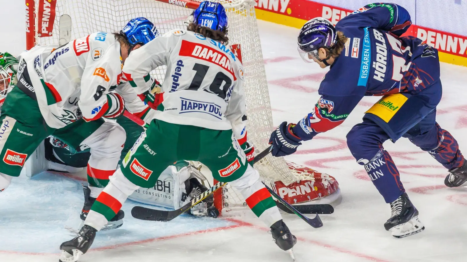 Der Augsburger Riley Damiani (m) darf erstmal nur zusehen. (Foto: Andreas Gora/dpa)