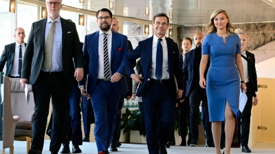 Johan Pehrson (l-r), Chef der Liberalen, Jimmie Akesson, Chef der Schwedendemokraten, Ulf Kristersson, Chef der Moderaten Sammlungspartei und Ebba Busch, Chefin der Christdemokraten haben sich auf eine Regierungsgrundlage geeinigt. (Foto: Jonas Ekströmer/Tt/TT News Agency/AP/dpa)