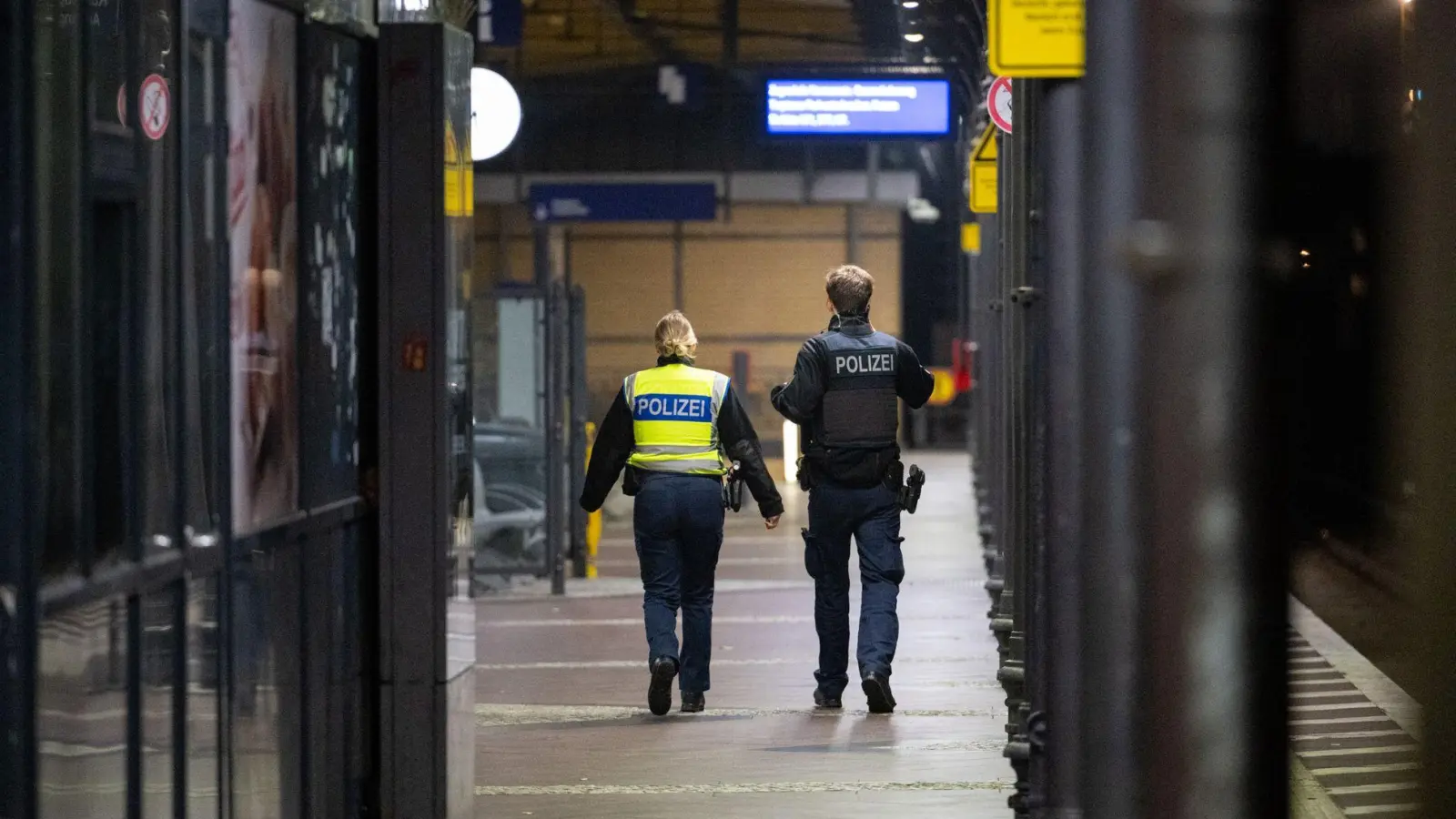 Polizeieinsatz am S-Bahnhof Neukölln.  (Foto: Soeren Stache/dpa)