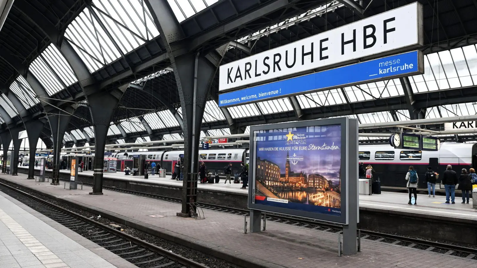 Der mutmaßliche Täter des Angriffes am Hauptbahnhof in Karlsruhe ist weiter auf der Flucht. (Symbolbild)  (Foto: Uli Deck/dpa)