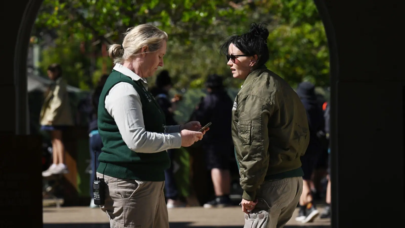 Wo sind die Löwen? Einsatzkräfte an einem Eingang zum Taronga Zoo in Sydney. (Foto: Dean Lewins/AAP/dpa)