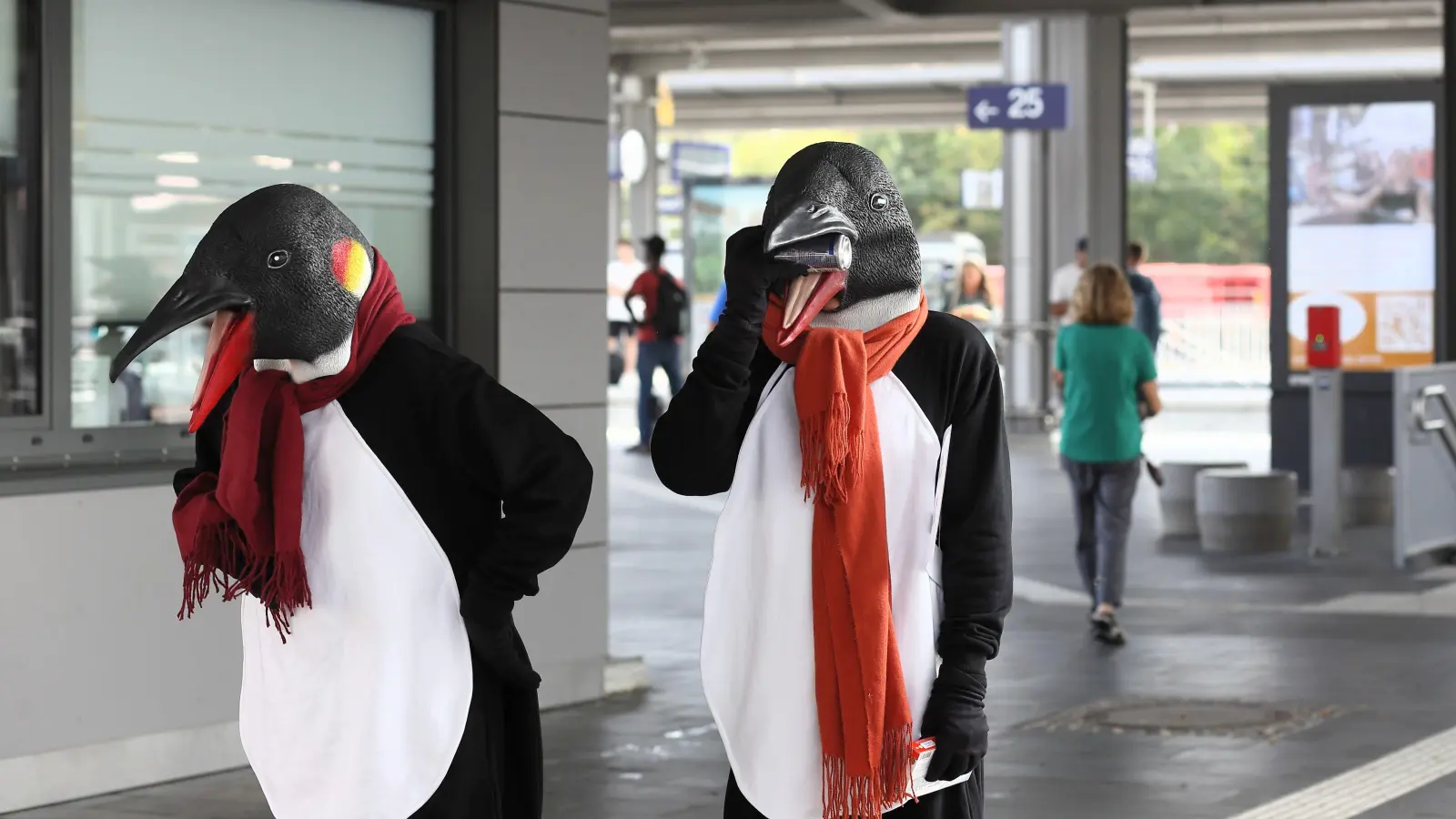 Bis zum 17. September auf dem Ansbacher Bahnhof unterwegs: Pinguine vom Gostner Hoftheater. Sie gehören zur Performance „Station to Station“. (Foto: Thomas Wirth)