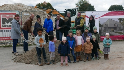 Beim Spatenstich zum Neubau der Kita St. Katharina (hinter den Kindern von links): das Pfarrerehepaar Katharina und Thorsten Wolff, stellvertretende Kita-Leiterin Christina Burkhard, Kita-Leiter Jonathan Hill, Bürgermeister Sven Waidmann, Bauamtsleiter Thomas Draht, Bauleiter Kevin Wittich und Projektleiterin Simone Schmid-Schöniger. (Foto: Roman Kocholl)