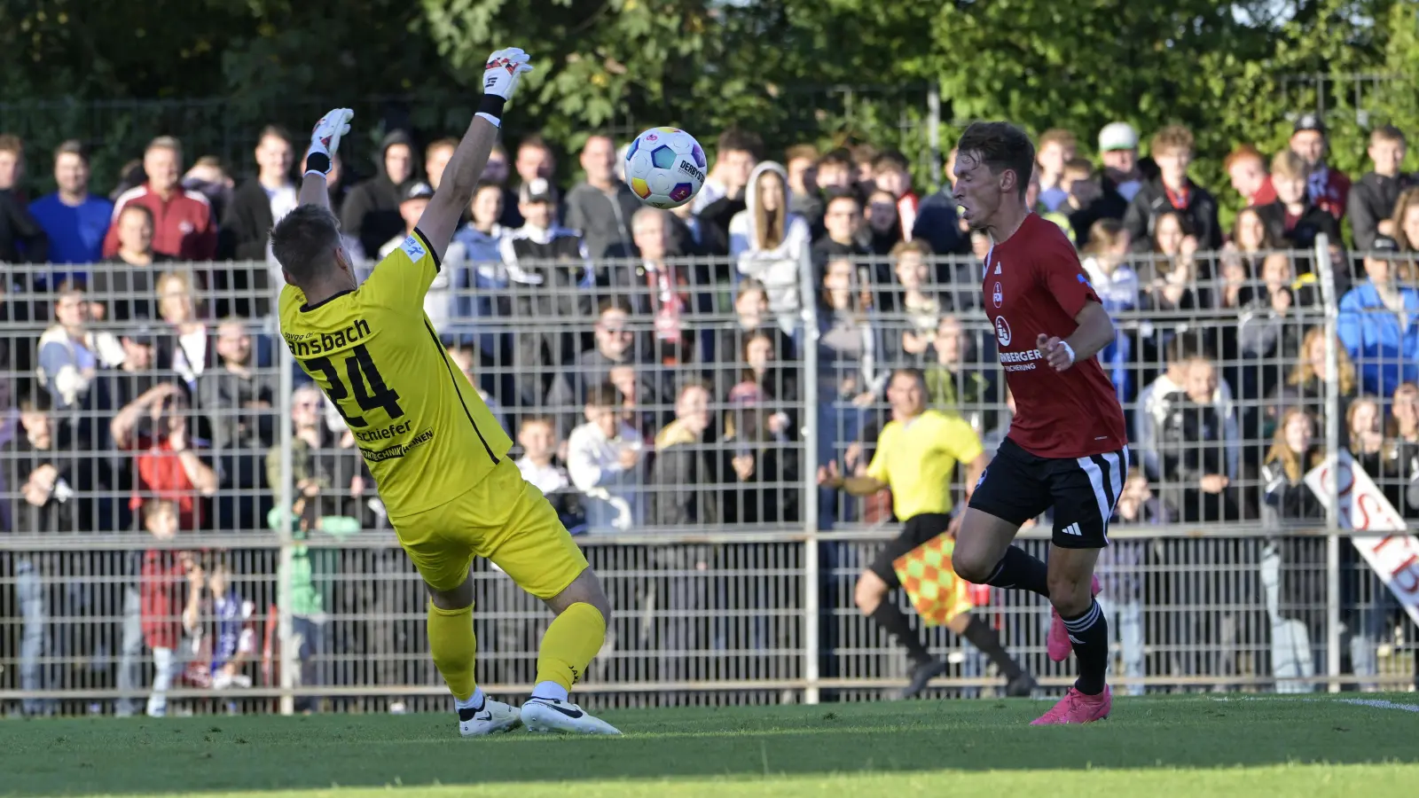 Ansbachs Torwart Heiko Schiefer (links, hier im Heimtestspiel gegen den FCN) zeigte auch am Valznerweiher eine starke Leistung. (Foto: Martin Rügner)