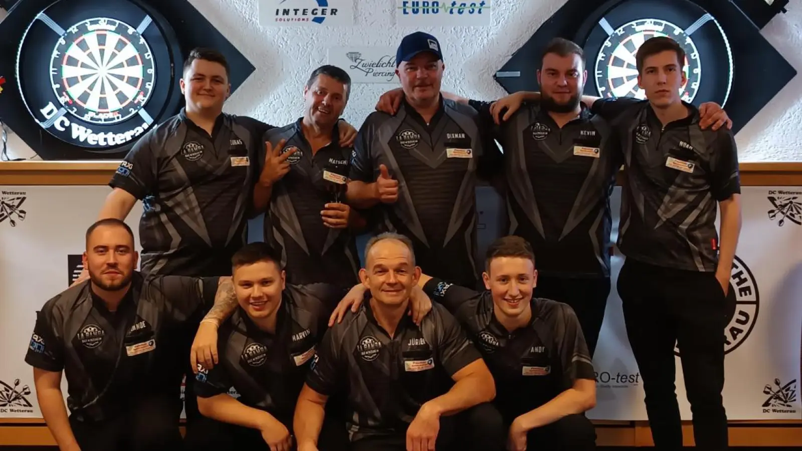 Das Darts-Team des DC La Bamba Bad Windsheim beim Spieltag in Wetterau. Hinten von links: Lukas Fraulob, Matthias Kraft, Michael Bernhardt, Kevin Sauer und Noah Röschlein. Vorne v. l.: Niklas Lande, Marvin Kraft, Jürgen Matousek und Andreas Bienert. (Foto: DC La Bamba)