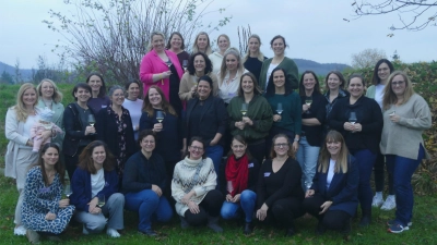 Fototermine beherrschten einst den Alltag der Weinprinzessinnen aus dem Kitzinger Hofstaat, dem Oberen Ehegrund, dem Weinparadies und der mittelfränkischen Bocksbeutelstraße. (Foto: Gerhard Bauer)