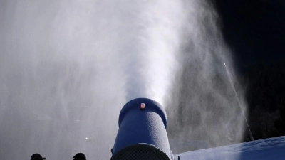 Liftbetreiber nutzen die morgendlichen frostigen Temperaturen zur Beschneiung ihrer Pisten. (Foto: picture alliance / dpa)