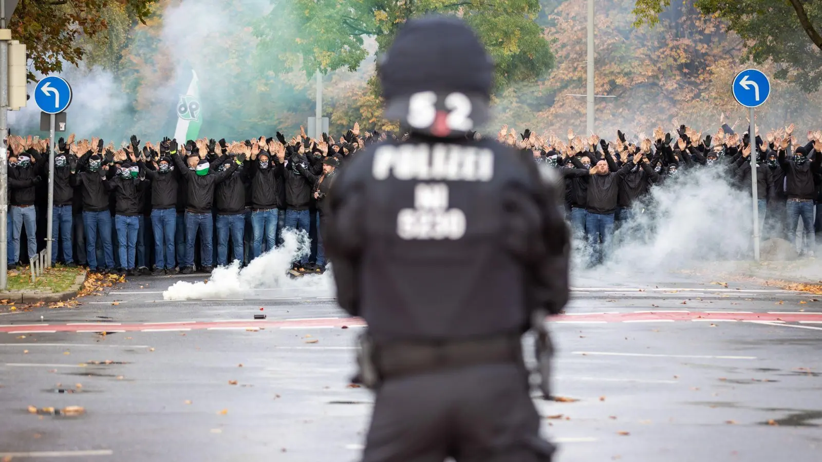 Wer bezahlt für Polizeikosten bei Hochrisikospielen?  (Foto: Moritz Frankenberg/dpa)