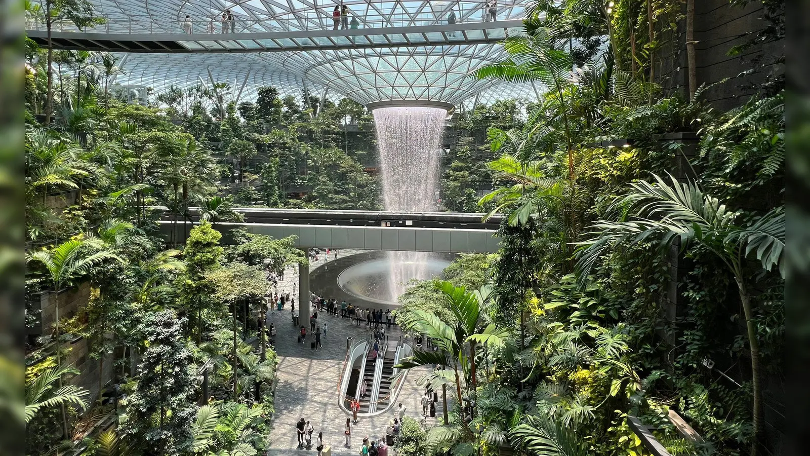 Am Changi Airport können Reisende ihre Pässe dank Gesichtserkennung häufiger in der Tasche lassen und schneller durch die Kontrolle gelangen. (Foto: Carola Frentzen/dpa/dpa-tmn)