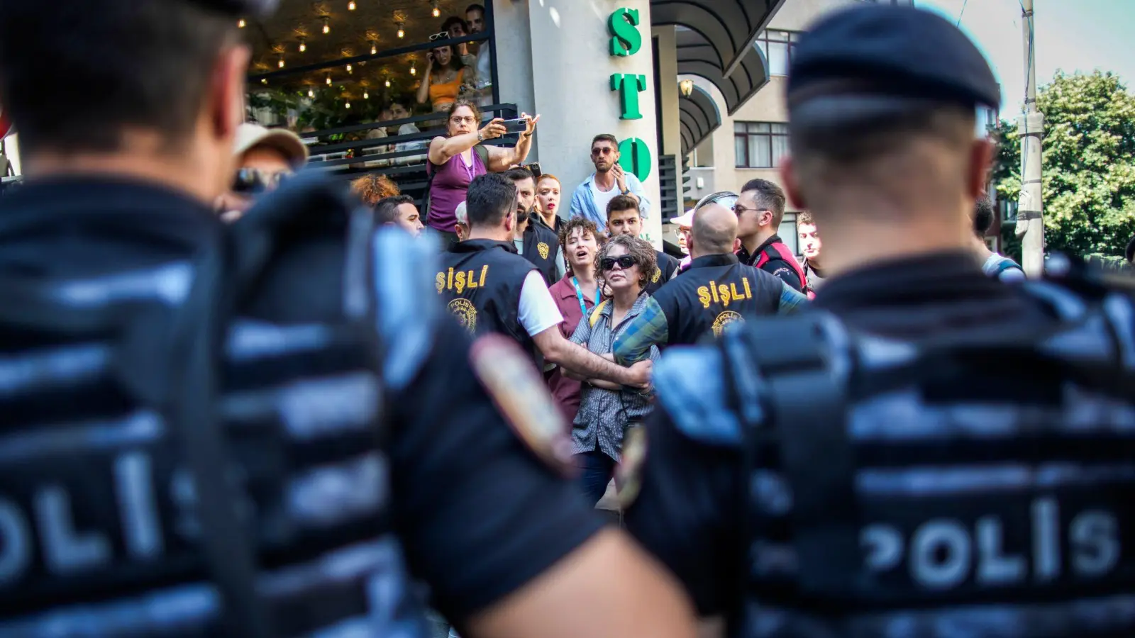 Polizisten blockieren Demonstranten während der Pride-Parade in Istanbul. (Foto: Emrah Gurel/AP/dpa)