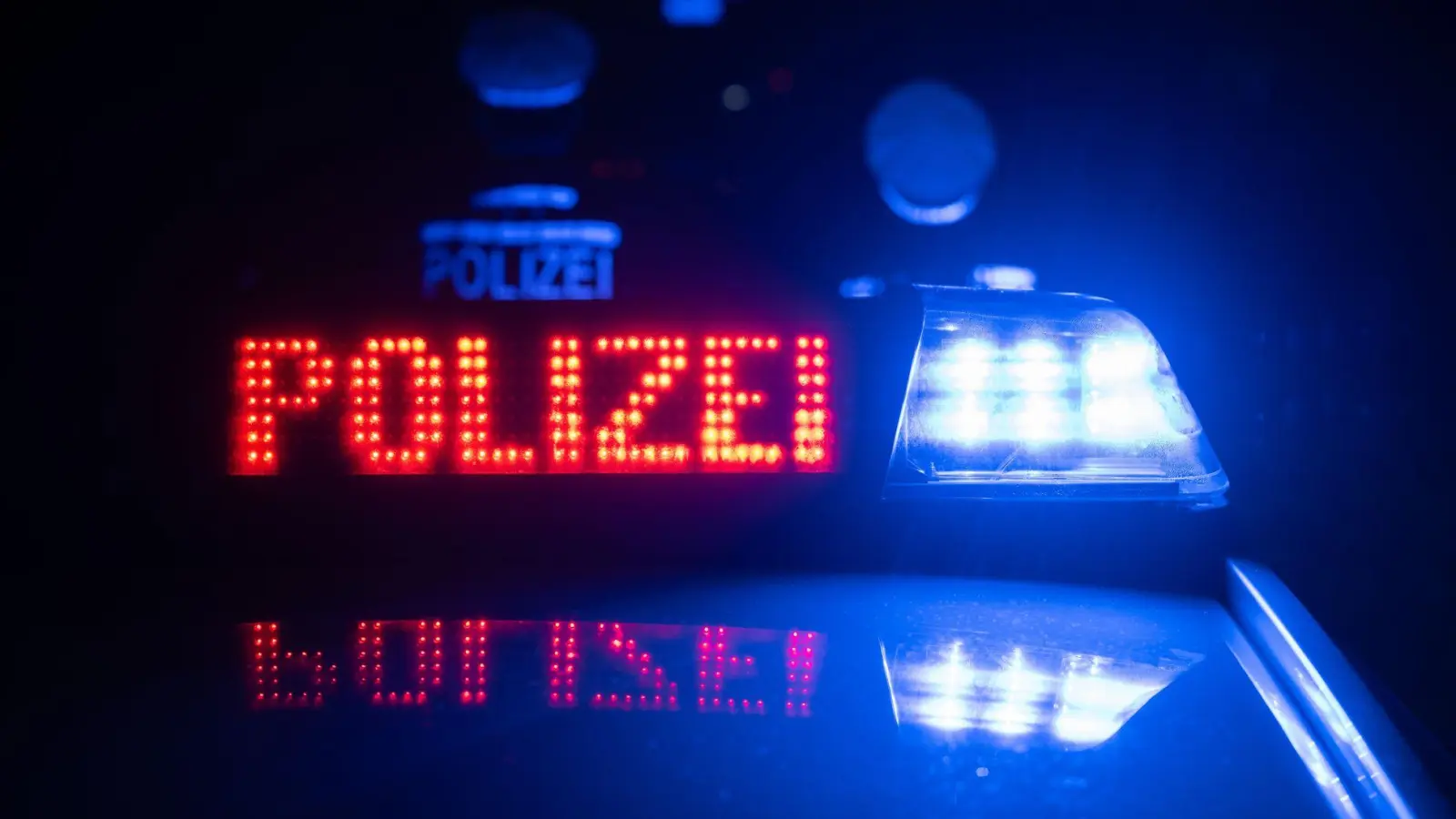 Ein 24-Jähriger wurde nachts im Landkreis Regensburg von einem Auto erfasst und starb. Die Polizei sucht nun nach dem unbekannten Unfallfahrer. (Symbolbild) (Foto: Marijan Murat/dpa)