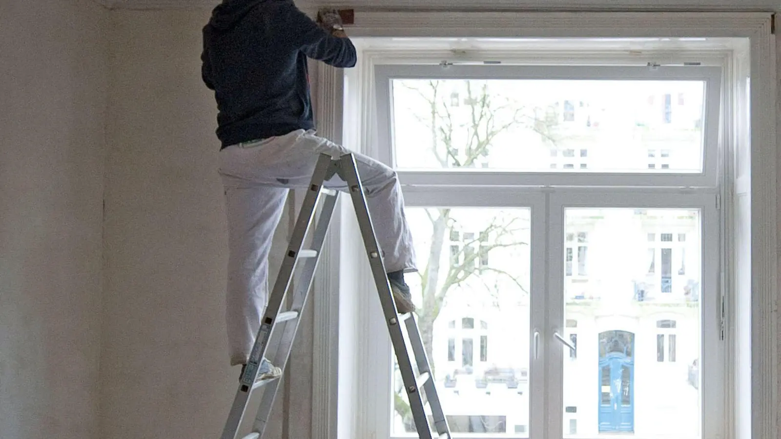 Handwerker bei der Renovierung. In Österreich gibt es einen umstrittenen Bonus.  (Foto: Axel Heimken/dpa)