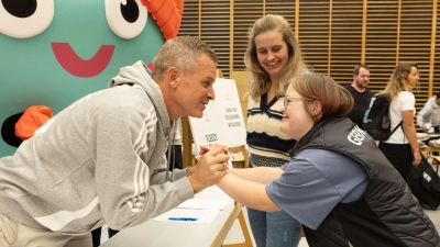 Tobias Angerer (l) hat als Special Olympics-Botschafter die Einkleidung der Athleten begleitet. (Foto: Hannah Hlavacek/Special Olympics Deutschland/dpa)