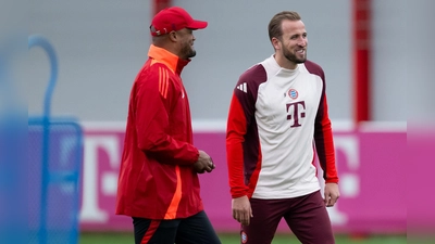 Gut gelaunt beim Training: Trainer Vincent Kompany (l) und Torjäger Harry Kane. (Foto: Sven Hoppe/dpa)