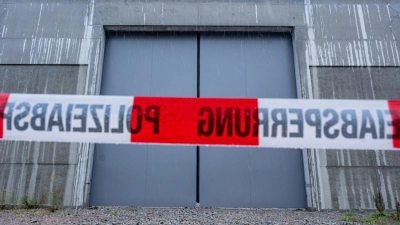 Zu den Sicherheitsmaßnahmen im Bezirkskrankenhaus Straubing gehört unter anderem ein Verbot von Kunststoffspiegeln. (Archivbild) (Foto: Armin Weigel/dpa)