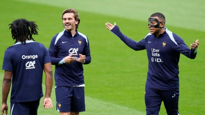 Frankreichs Kylian Mbappé (r) nimmt seinen Sturm-Partner Antoine Griezmann (M) in Schutz. (Foto: Hassan Ammar/AP)