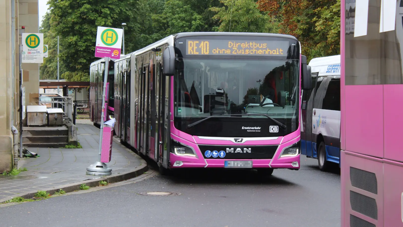 Ersatzbusse stehen am Bahnhof Neustadt/Aisch bereit: Mit der Geschichte eines Fahrgasts ist der Schienenersatzverkehr rund um die Großbaustelle der Bahn um eine weitere abenteuerliche Episode reicher. (Foto: Laura Volleth)