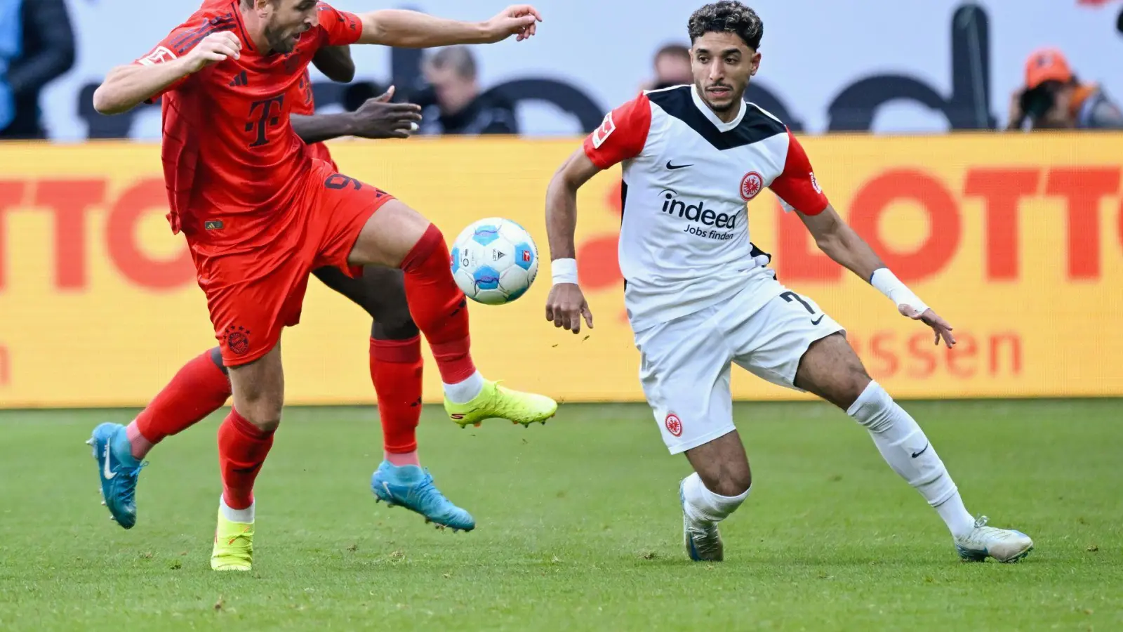 Harry Kane (l) blieb auch im Topspiel gegen Eintracht Frankfurt ohne Treffer. (Foto: Uwe Anspach/dpa)