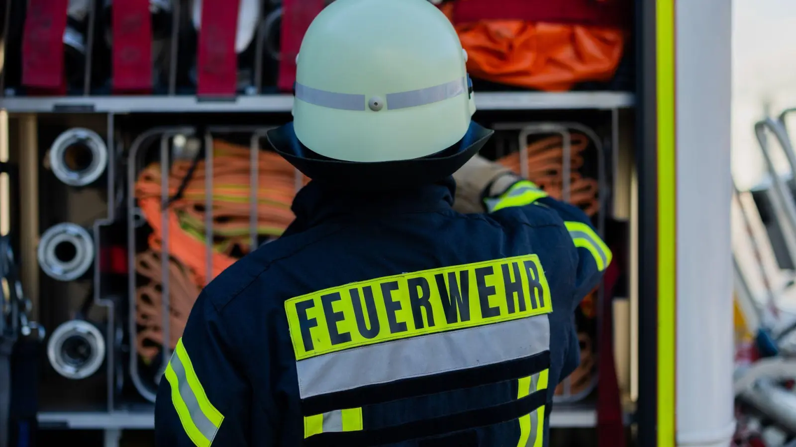 Bei einem Brand in einem Mehrfamilienhaus sind zwei Frauen verletzt worden. (Symbolbild) (Foto: Rolf Vennenbernd/dpa)