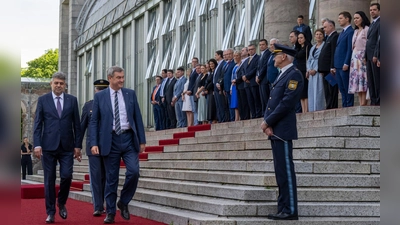 Markus Söder (r, CSU) begrüßt den rumänischen Premierminister Marcel Ciolacu vor der Bayerischen Staatskanzlei. (Foto: Peter Kneffel/dpa)