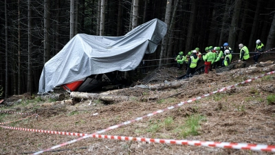 Einsatzkräfte des Bergrettungsdienstes arbeiten nach dem Absturz in Stresa an der Unfallstelle. (Foto: Piero Cruciatti/LaPresse via ZUMA Press/dpa)