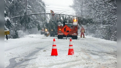 Ein Teil der Route 9 zwischen Falmouth und Cumberland in Maine ist nach heftigem Schneefall gesperrt. (Foto: Ben McCanna/Portland Press Herald via AP/dpa)