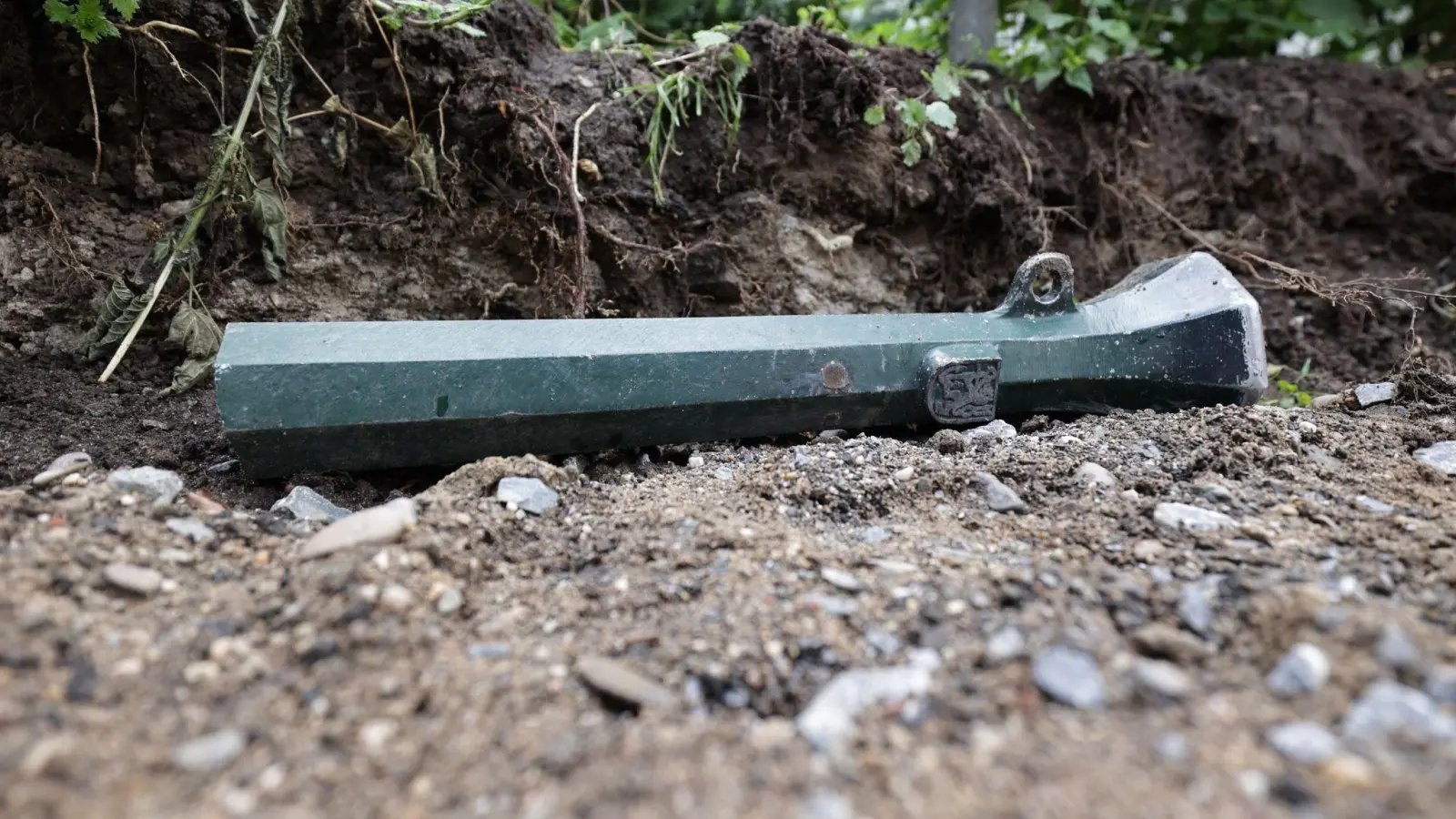 Auf der Baustelle am Ratinger Tor liegt ein demontierter Poller. (Foto: David Young/dpa/Archivbild)