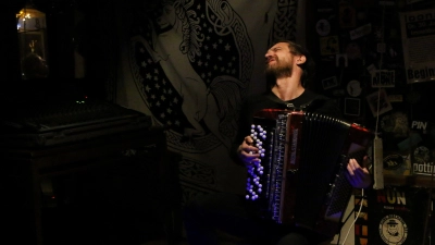 Ringt seinem Instrument unerhörte Musik ab: der Akkordeonist Yegor Zabelov. (Foto: Jens Plackner)