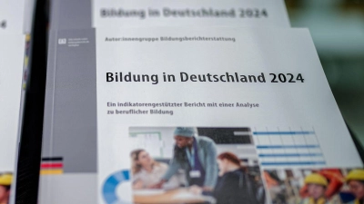 Der nationale Bildungsbericht erscheint alle zwei Jahre. Auf mehreren hundert Seiten werden Entwicklungen, Trends und Probleme im gesamten deutschen Bildungssystem beschrieben. (Foto: Kay Nietfeld/dpa)