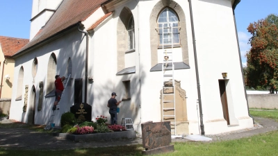 Nach dem Abdichten der Mauritiuskirche in Jochsberg kann das für Schädlinge tödliche Gas nicht mehr nach außen dringen.  (Foto: Alexander Biernoth)