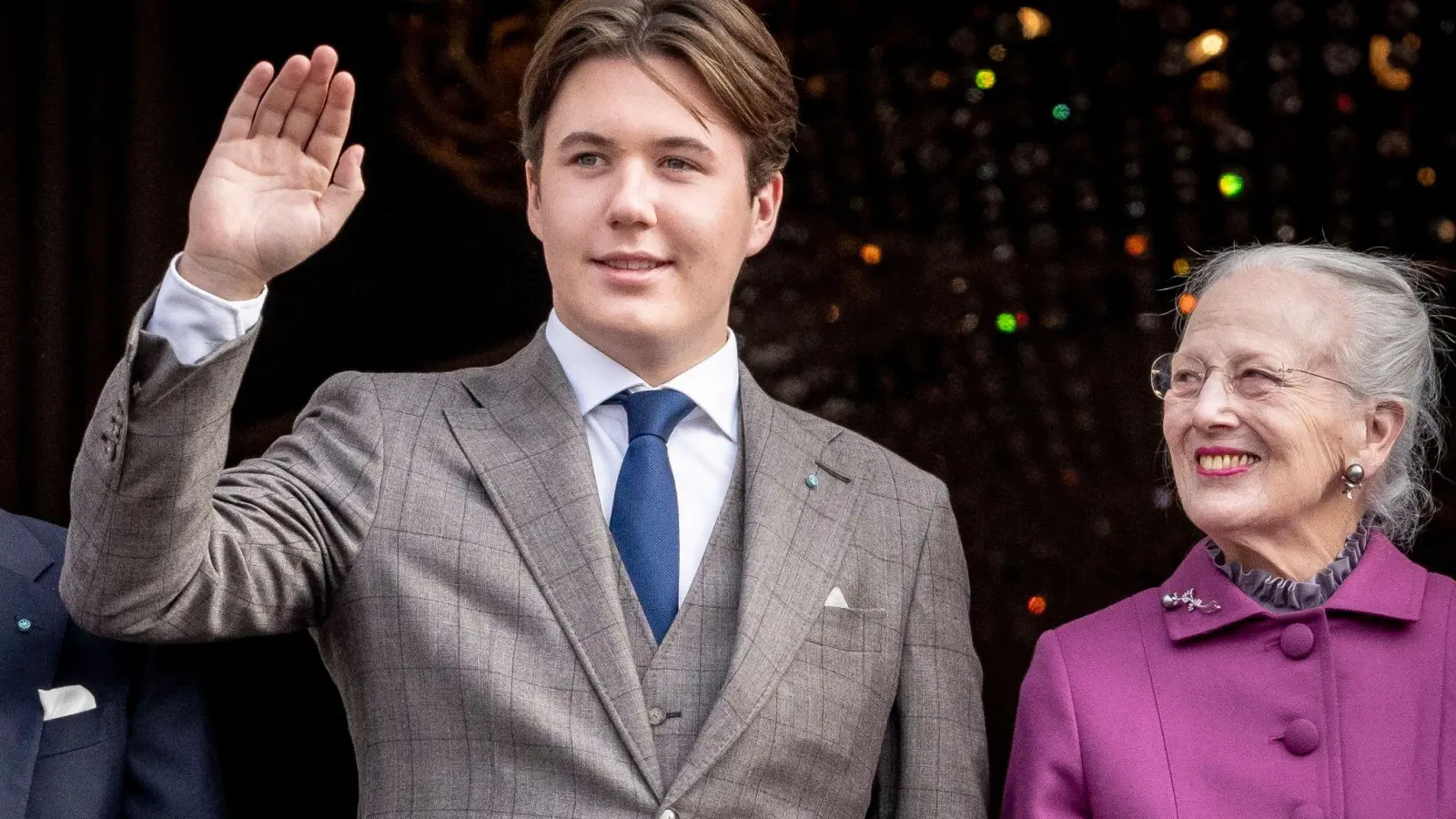 Prinz Christian neben Königin Margrethe II. von Dänemark an seinem 18. Geburtstag auf Schloss Amalienborg. (Foto: Mads Claus Rasmussen/Ritzau Scanpix/AP/dpa)