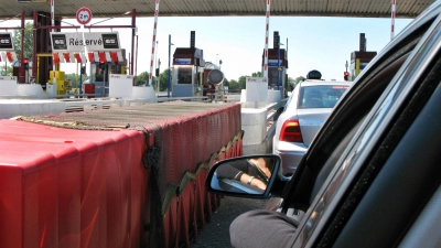 Stop and Go, noch zumindest: Auf Frankreichs Autobahnen erfolgt die Maut-Bezahlung bisher vor allem an beschrankten Stationen. (Foto: Alexander Becher/dpa/dpa-tmn)