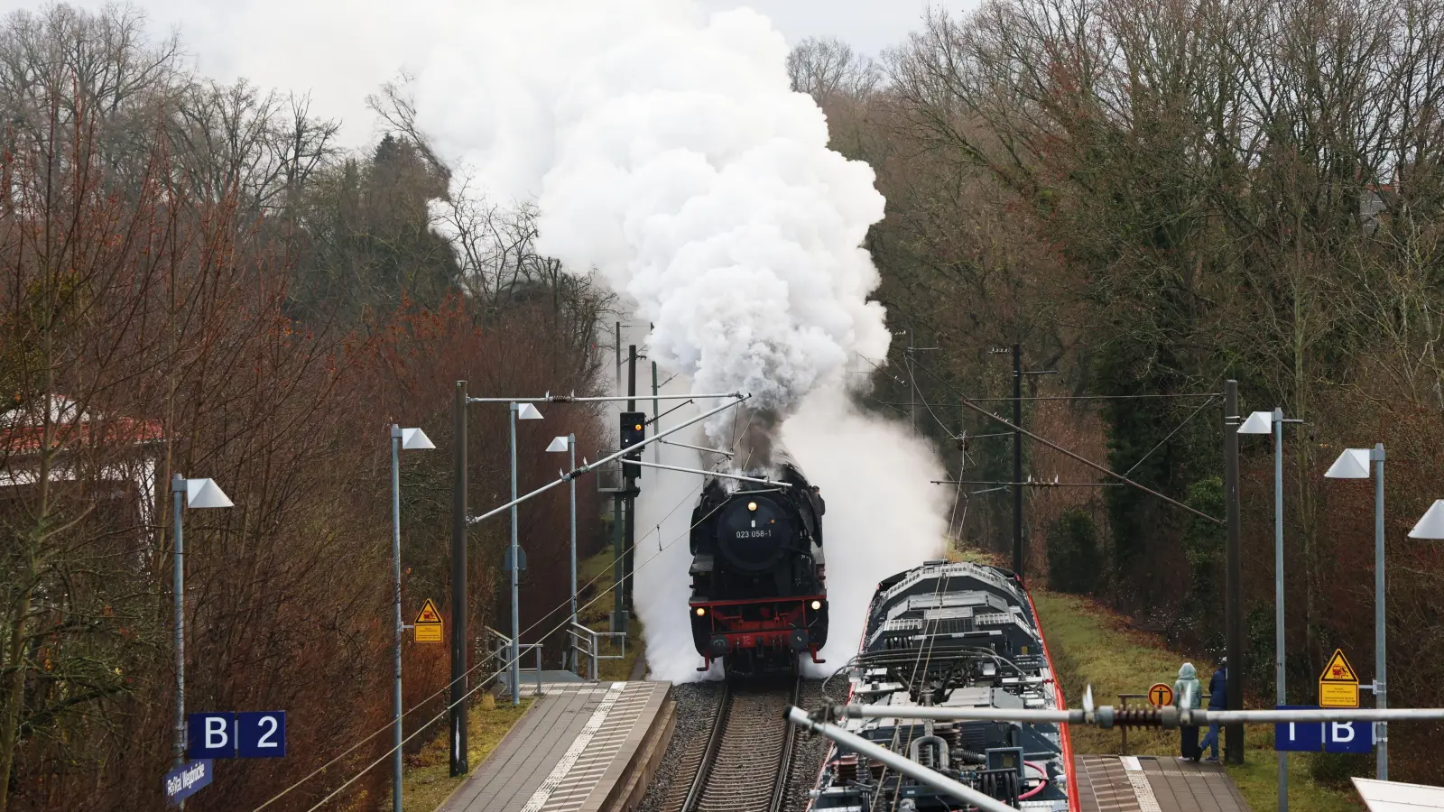 Ordentlich Dampf machte der Sonderzug der Fränkischen Museumseisenbahn auf der Fahrt nach Rothenburg bei der Durchfahrt in Roßtal. (Foto: Johannes Hirschlach)