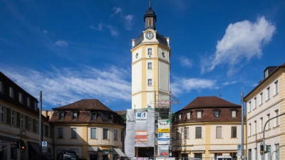 Im Juni 2025 sollen die Arbeiten am Herrieder Tor abgeschlossen sein: Dann ist das Wahrzeichen wieder ohne Gerüst zu sehen. (Foto: Evi Lemberger)