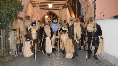 Im Törle versammelten sich die Nussmärtel, um von dort aus auf den Marktplatz zu stürmen. (Foto: Peter Tippl)