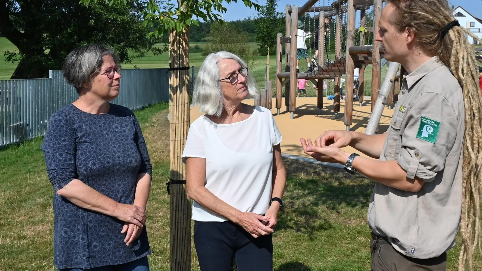 Besprechung im Grünen: Anke Merklein, Angela Zwerner und Benjamin Krauthahn (von links) arbeiteten in Ansbach-Schalkhausen für die Zertifizierung als Naturpark-Schule eng zusammen. (Foto: Manfred Blendinger)