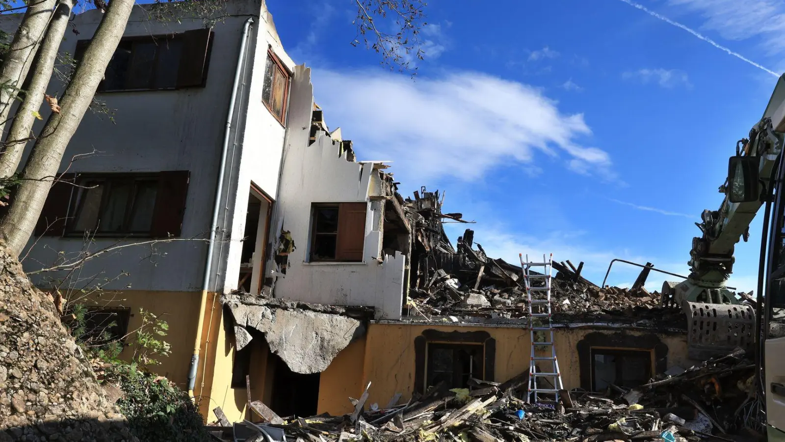 Nach dem Großbrand im Ferienort Balderschwang haben die Aufräumarbeiten begonnen. (Foto: Karl-Josef Hildenbrand/dpa)