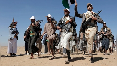 Kämpfer der Huthi-Miliz marschieren während einer Kundgebung außerhalb Sanaas.  (Foto: Uncredited/AP/dpa)